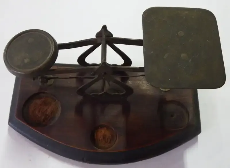 Antique brass small balancing scale on wooden base - No weights