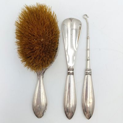 Antique Luen WO silver dressing table set with brush, shoe horn and boot lace puller - Chinese export silver - Lica 1890