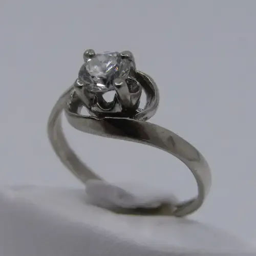 Sterling Silver ring with Cubic Zirconia - weighs 2.7 grams - size Q/8