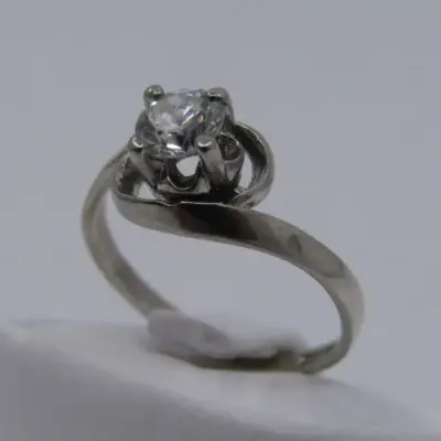 Sterling Silver ring with Cubic Zirconia - weighs 2.7 grams - size Q/8
