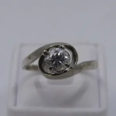 Sterling Silver ring with Cubic Zirconia - weighs 2.7 grams - size Q/8