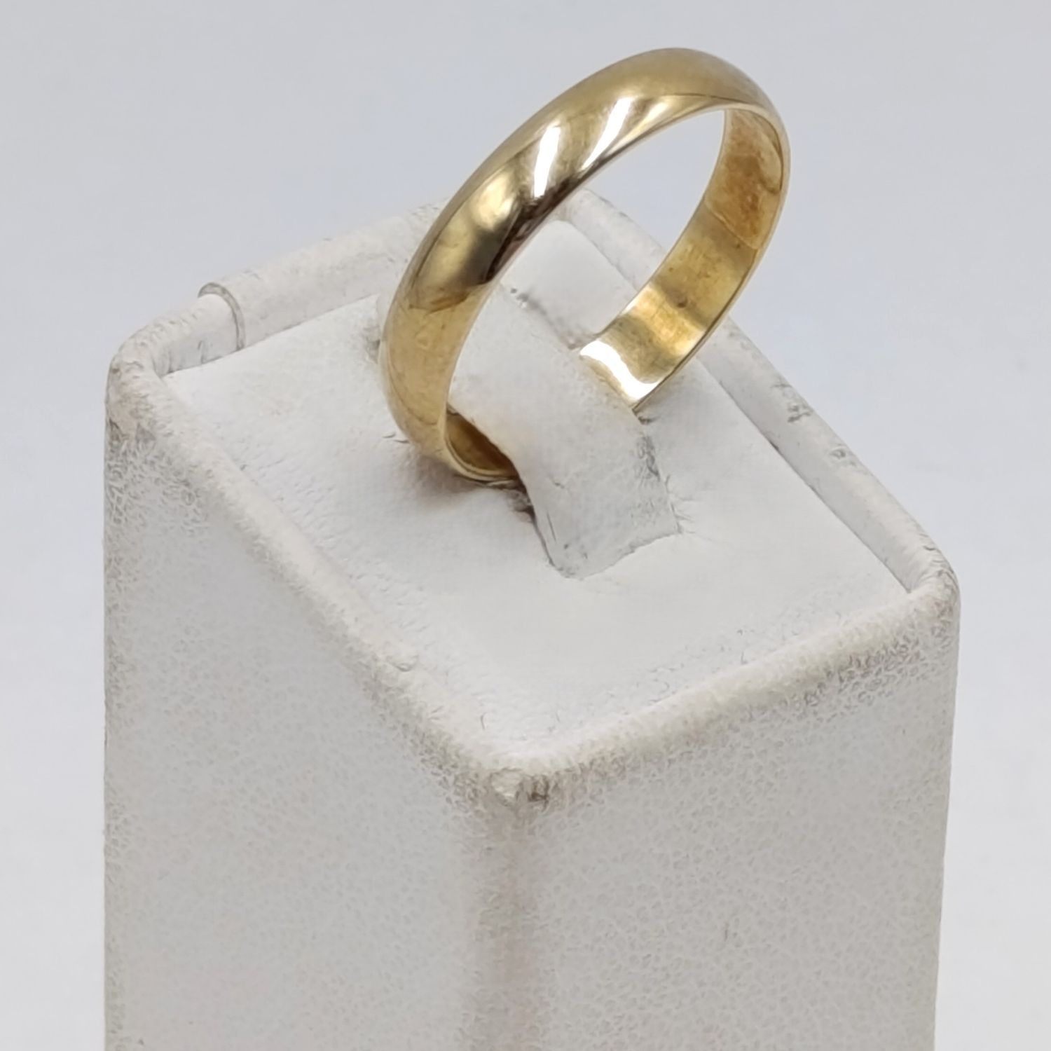 9kt Gold wedding band ring - weighs 2,3 grams - size S