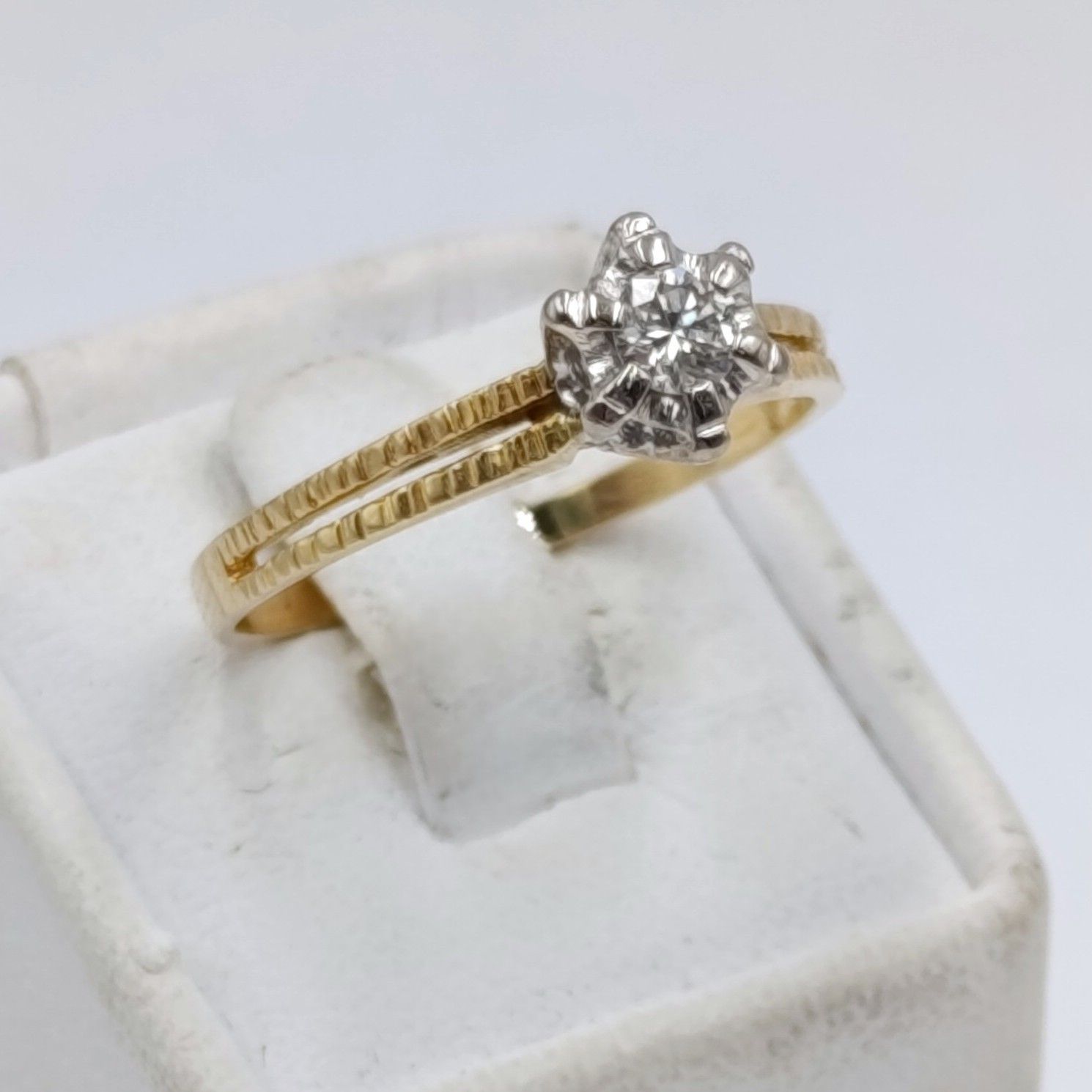 18kt Yellow gold diamond ring with 0.22ct diamond - weighs 3,0 grams - size P