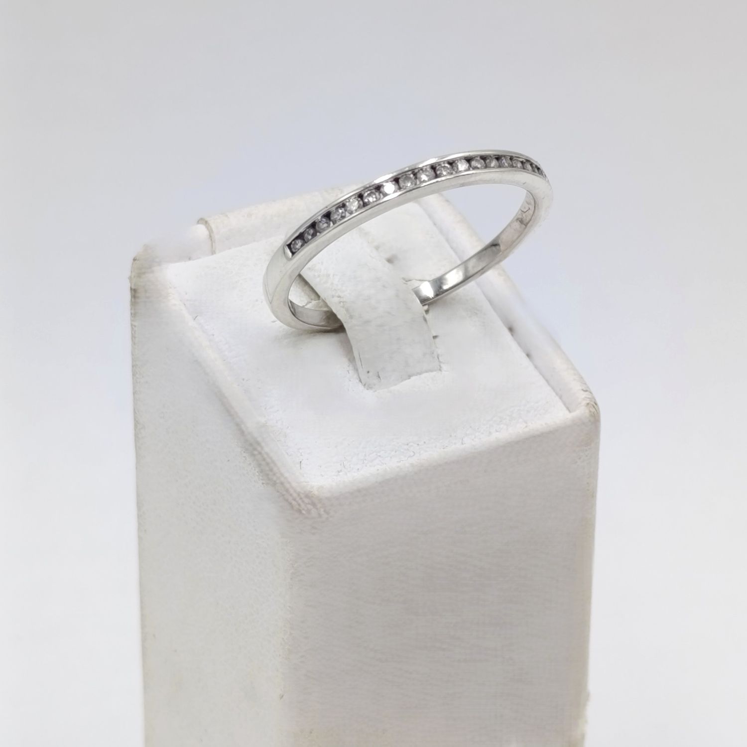 9kt White gold diamond ring wedding band - 18 small diamonds - weighs 2,0 grams - size U