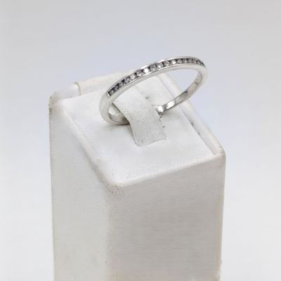 9kt White gold diamond ring wedding band - 18 small diamonds - weighs 2,0 grams - size U