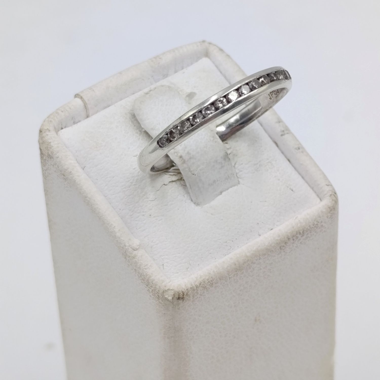 9kt White gold diamond ring band with 16 small diamonds - weighs 1,8 grams - size Q
