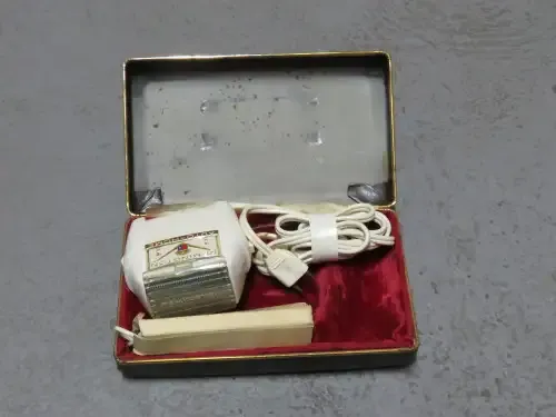 Vintage Remington electric roll-a-matic-shaver in original box - Auto Home