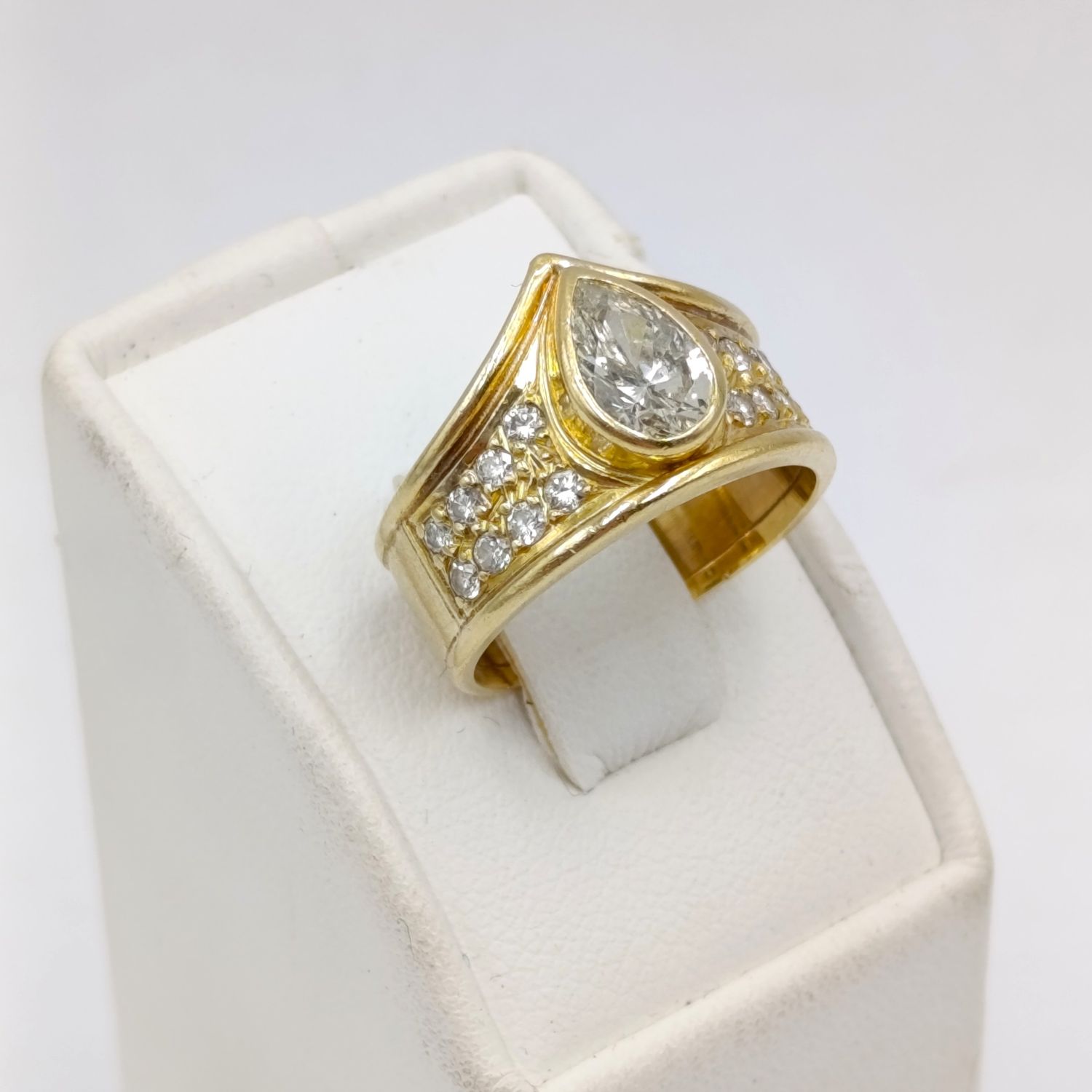 18Kt gold ring with 16 small diamonds and one large teardrop fancy yellow diamond of 0,87 carat