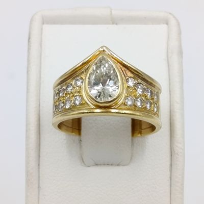 18Kt gold ring with 16 small diamonds and one large teardrop fancy yellow diamond of 0,87 carat