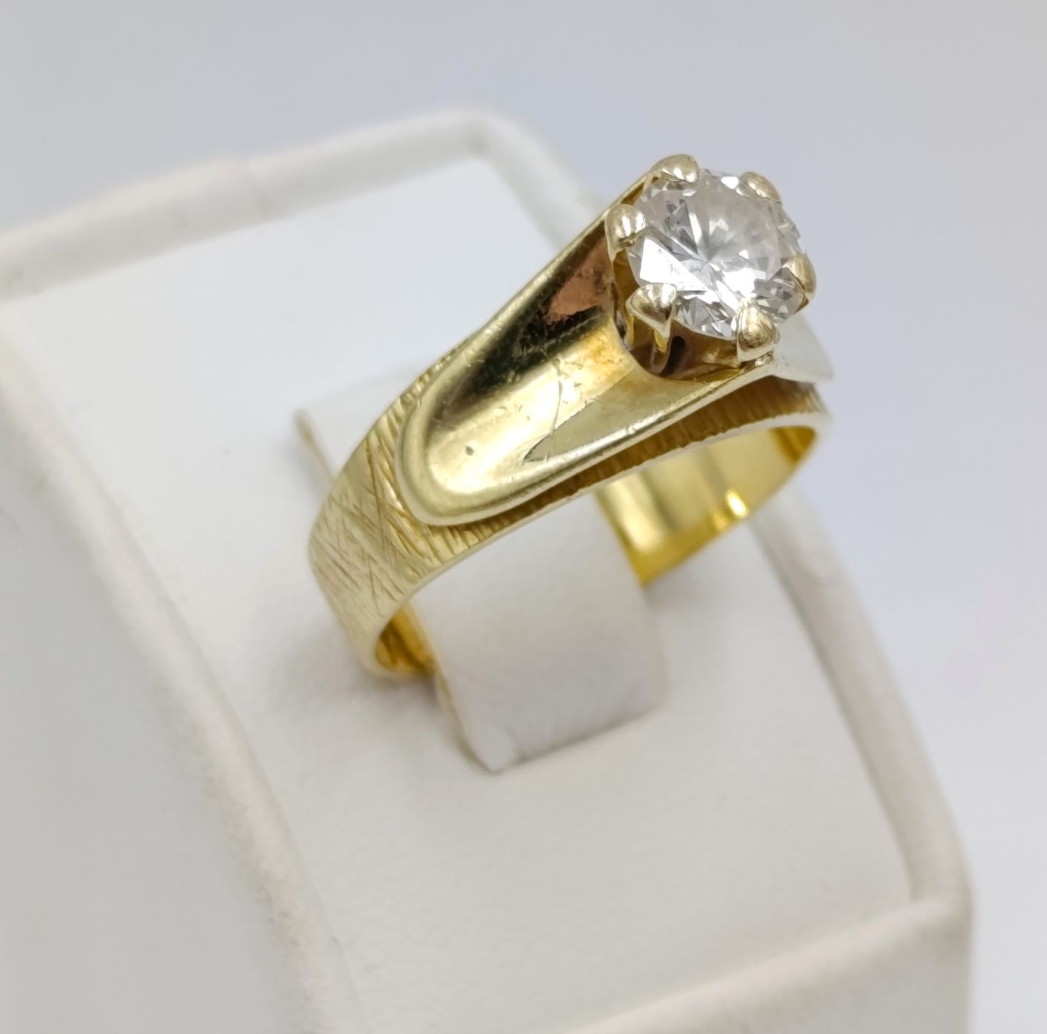 18Kt gold ring of about 7g with large diamond of about 1,2 carat