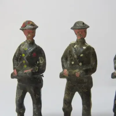 Lot of 3 vintage lead soldiers