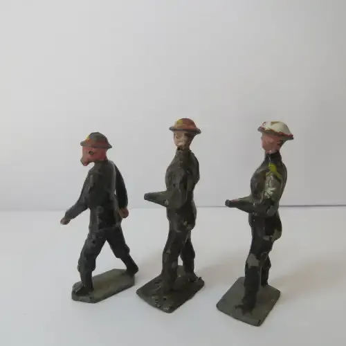 Lot of 3 vintage lead soldiers - Britains Ltd