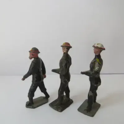 Lot of 3 vintage lead soldiers - Britains Ltd