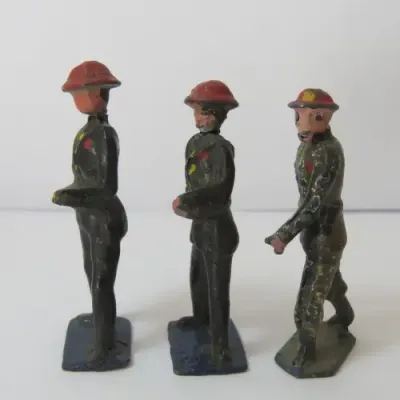 Lot of 3 vintage lead soldiers - Britains Ltd