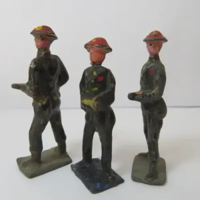 Lot of 3 vintage lead soldiers - Britains Ltd