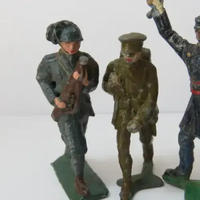 Lot of 3 vintage lead soldiers