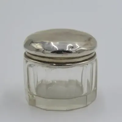 Small glass container with sterling silver hallmarked lid - Total weight 24,2 g