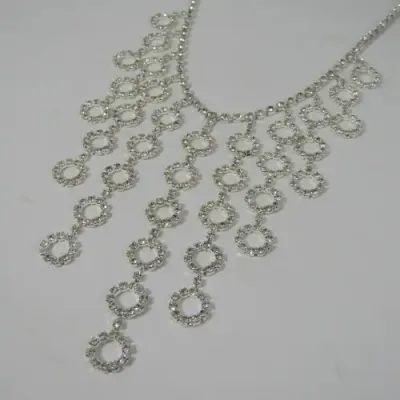 Beautiful costume jewellery diamante necklace - 41cm