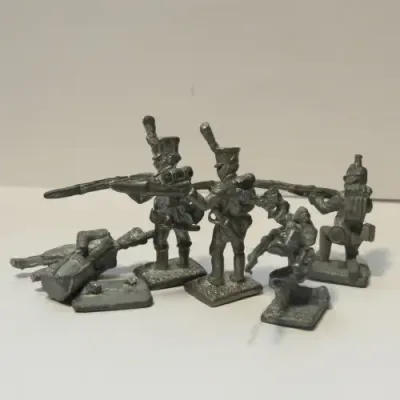Lot of 5 small vintage lead soldiers - Unpainted - One base broken
