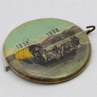 1938 Groot Trek tin badge