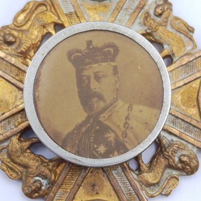 Vintage Edward 7 pin medallion - 1902 - unusual and rarely seen