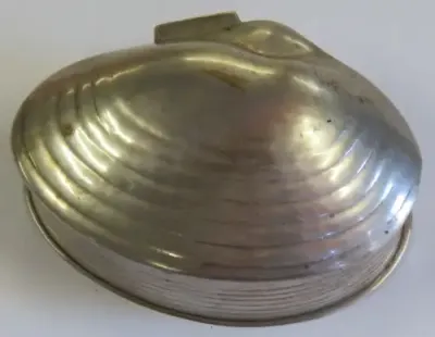 Vintage shell shaped silverplated trinket box - Lid hinge repaired