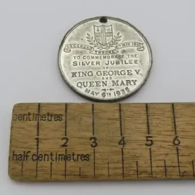 King George V and Queen Mary silver jubilee 1935 commemoration medallion