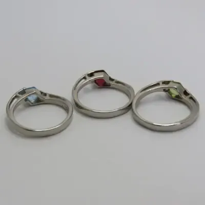 Costume lot of 3 rings with different color stones - Never worn - Silver look-alike - Size L