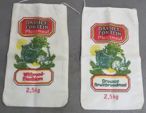 Lot of 2 Dassiesfontein plaasmeul 2,5 kg witbrood-meelblom en growwe bruinbroodmeel material bags