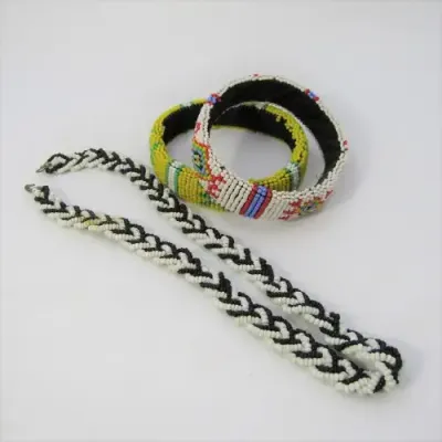 Lot of Zulu beaded jewellery pieces - necklace 42cm