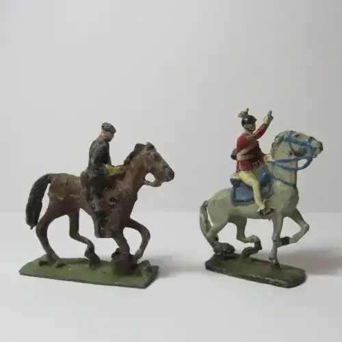 Pair of vintage cavalry lead soldiers - 30mm soldiers