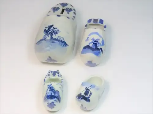 Lot of 3 delft shoes and 2 other delft look-a-like shoes (one is a savings box)