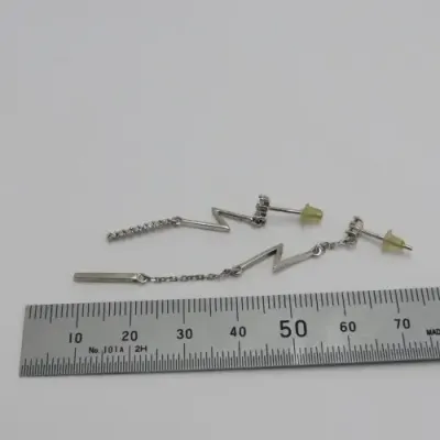 Pair of sterling silver earrings with clear stones - Weighs 1,7 g