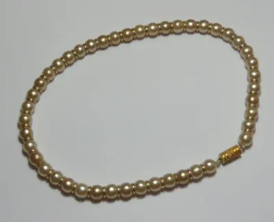 Costume jewellery imitation pearl necklace