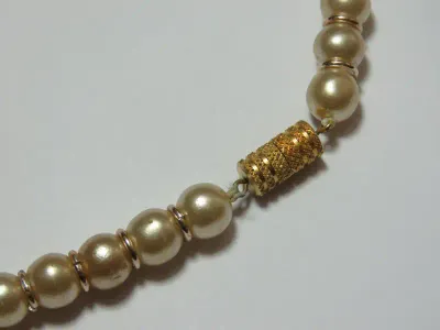 Costume jewellery imitation pearl necklace