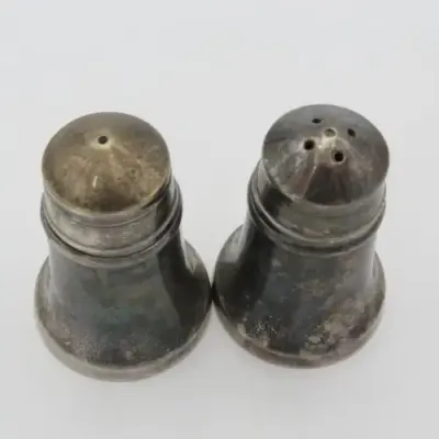 Set of salt and pepper shakers - Silverplated