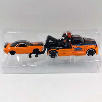 Maisto Wrecker with 1970 Dodge challenger R/T model cars