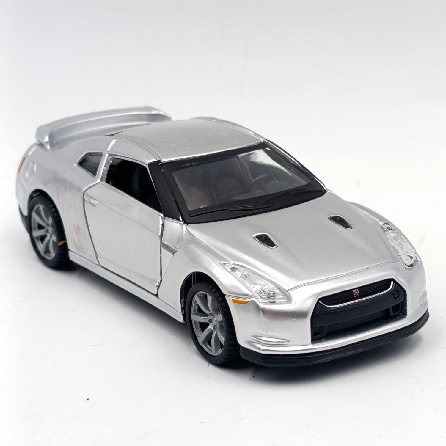 Maisto 2009 Nissan GT-R die-cast model car - pull back action - scale 1/40