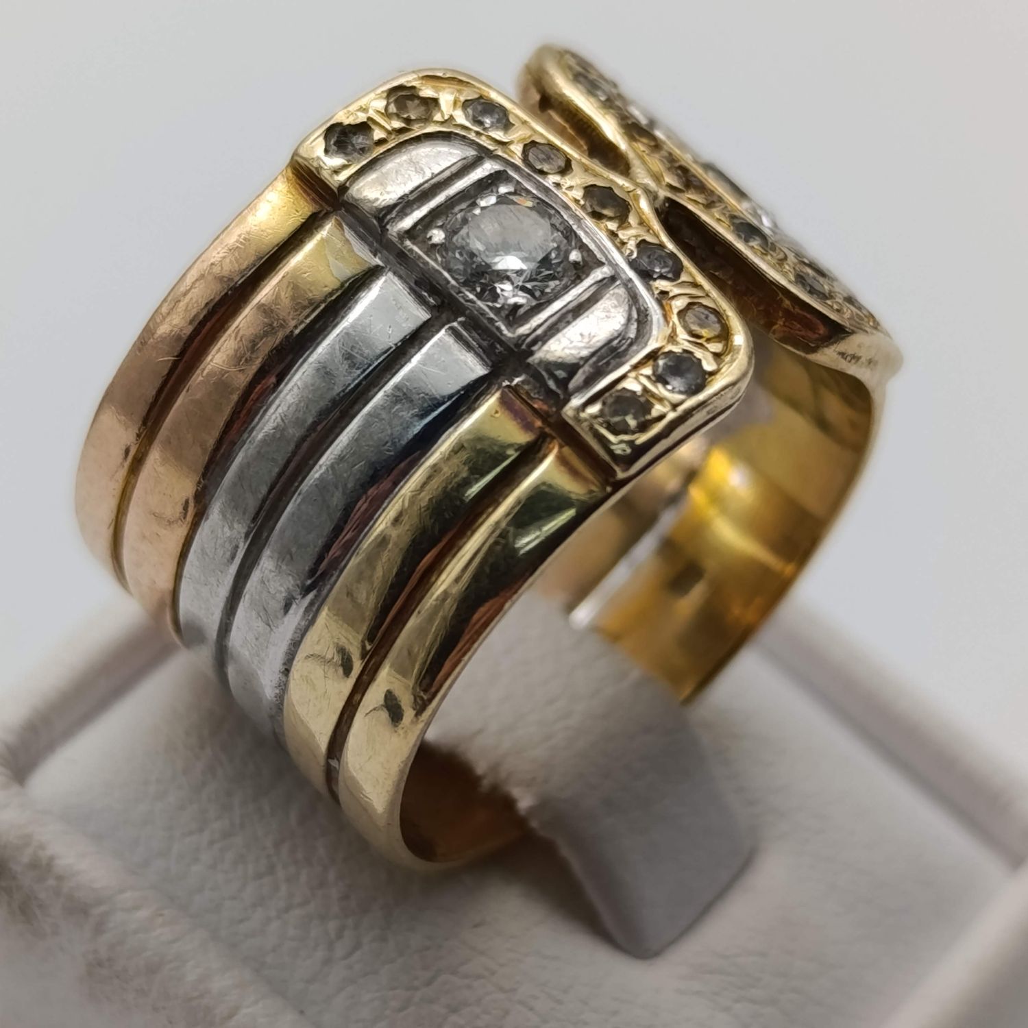 Beautiful 14 kt yellow, white and rose gold ring with 2 clear white diamonds of about 0,25 ct each also 18 small unknown stones - some chipped weight 10.9g