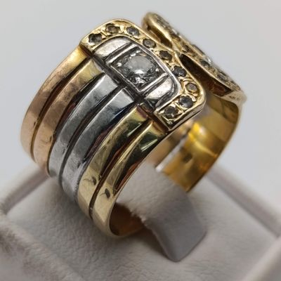 Beautiful 14 kt yellow, white and rose gold ring with 2 clear white diamonds of about 0,25 ct each also 18 small unknown stones - some chipped weight 10.9g