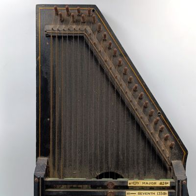 Vintage 5 chord autoharp musical instrument