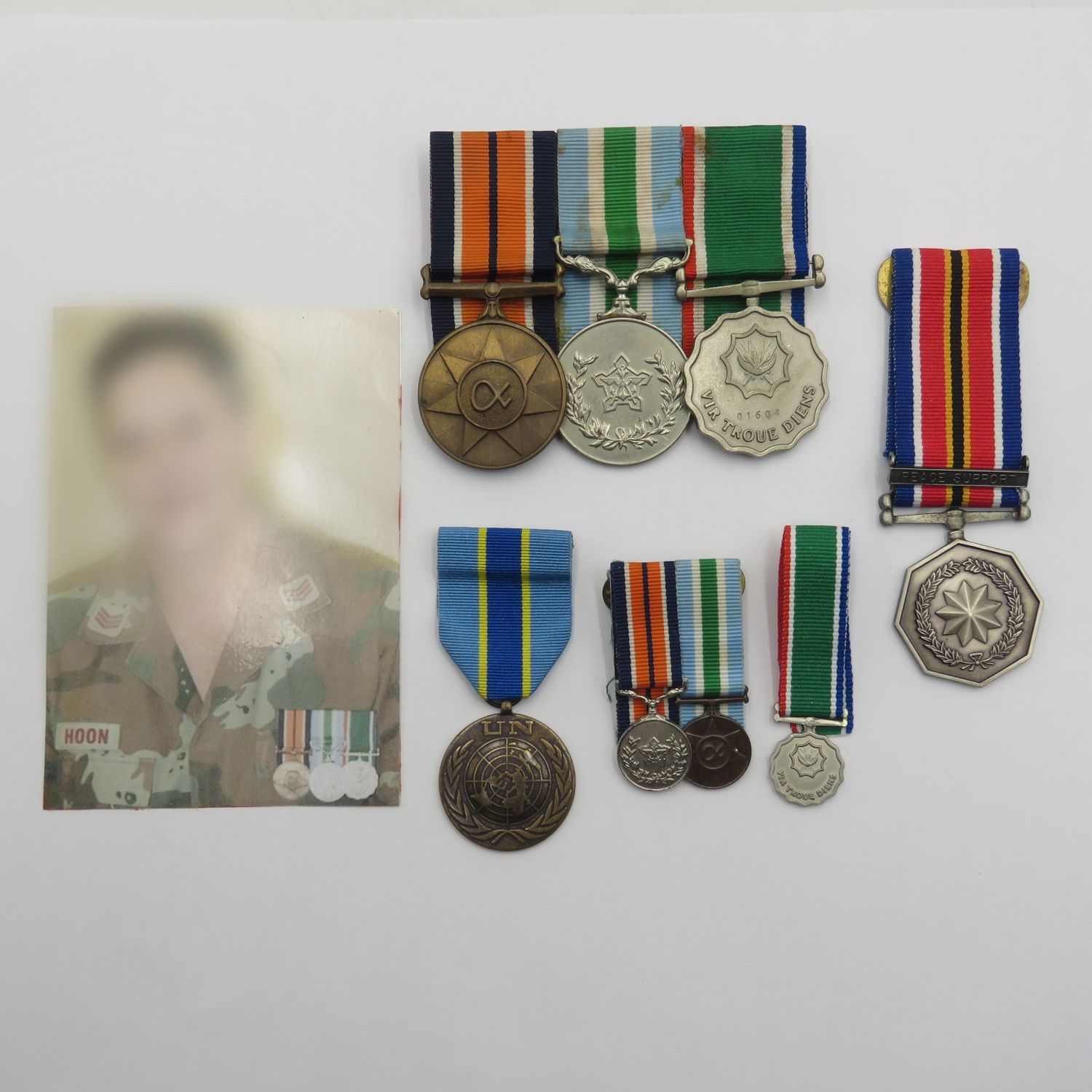 Set of 5 SA Army medals including UN peace medal and Tshumelo Ikatelaho with peace support clasp - Plus 3 miniatures and photo of female recipient - Sergeant Hoon