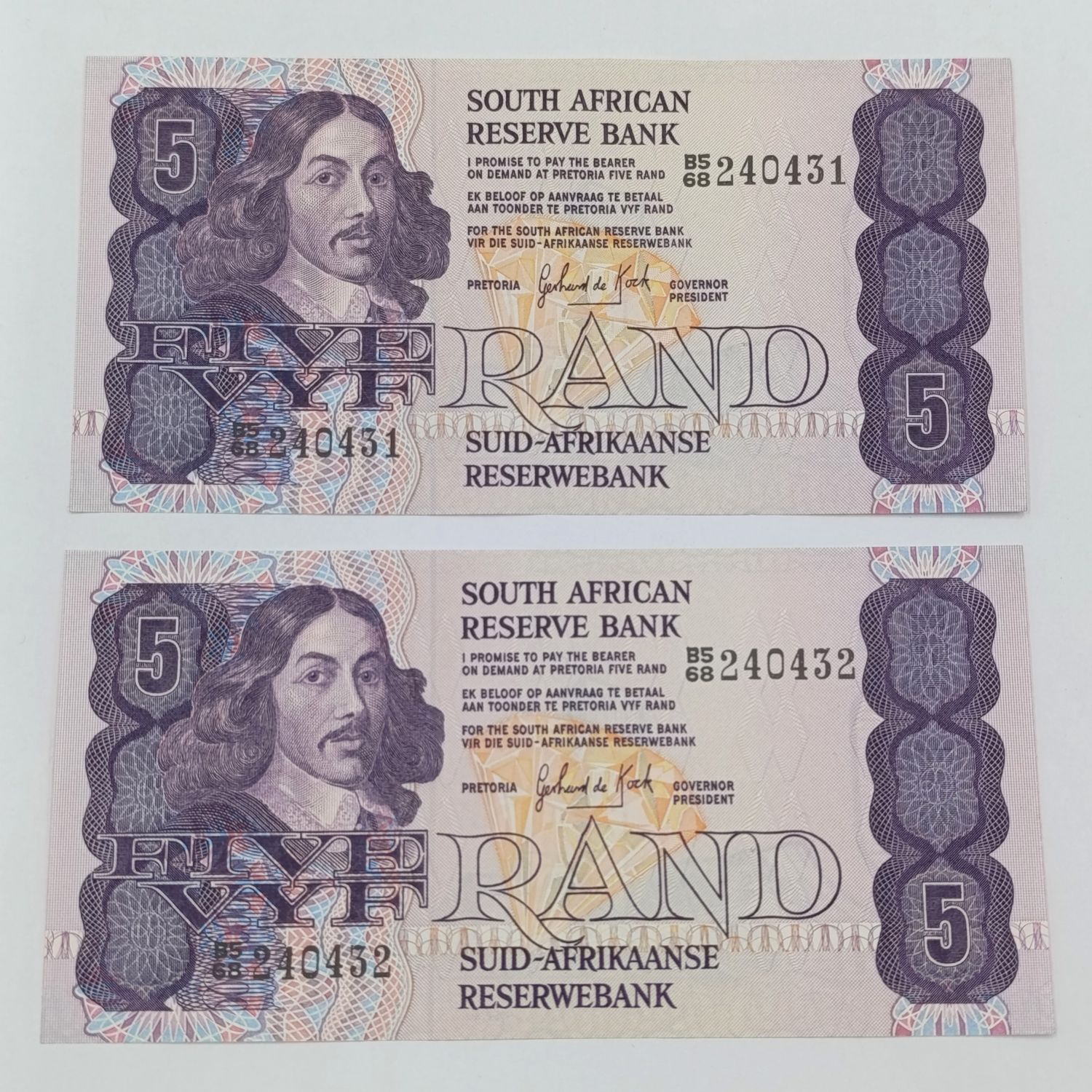 Gerhard de Kock Pair of uncirculated R5 notes with consecutive numbers