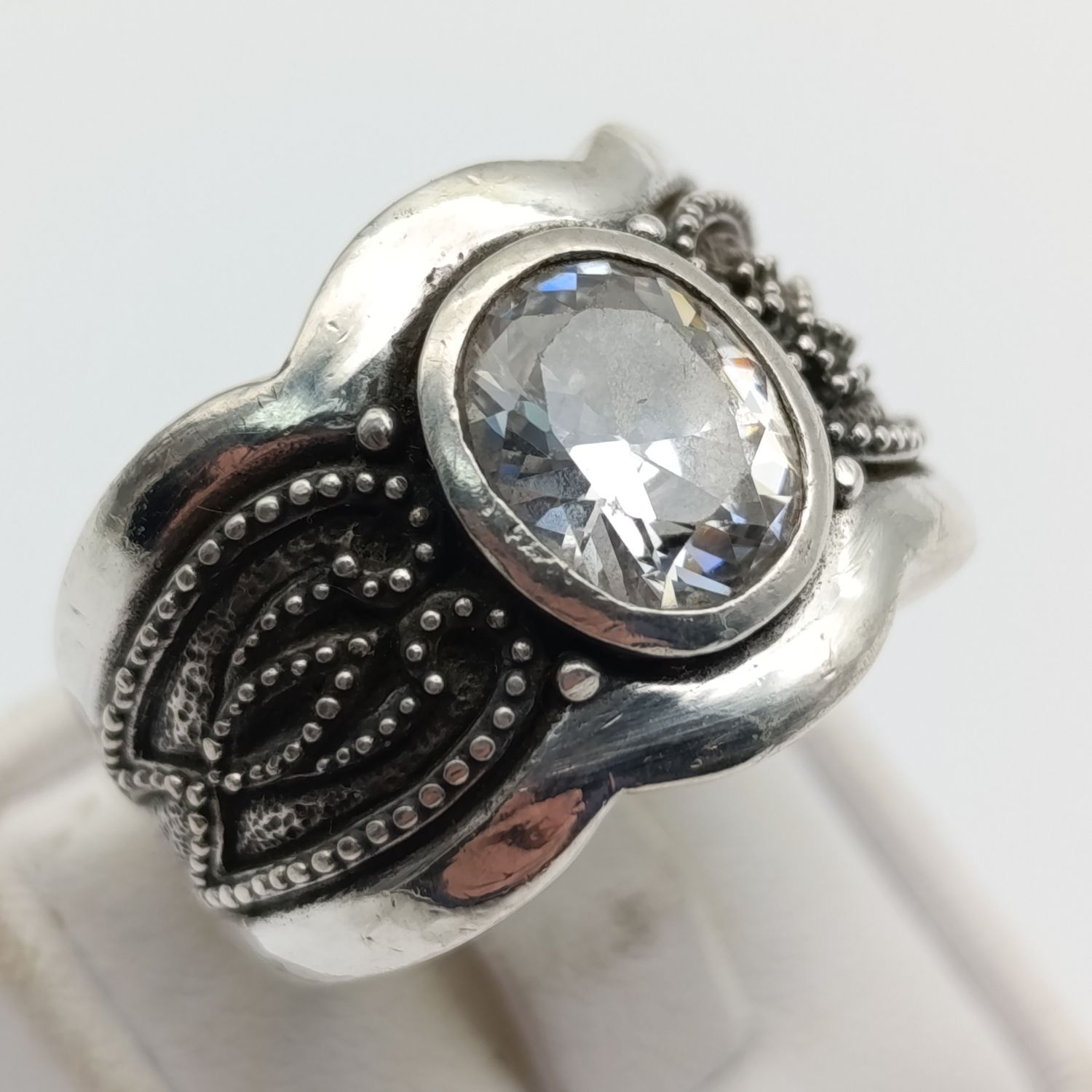 Bulky sterling silver ring with large clear stone - weighs 15,1g - size Q