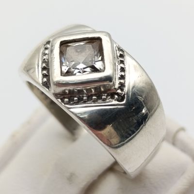 Sterling silver ring with clear stone - weighs 5.8g - size P 1/2