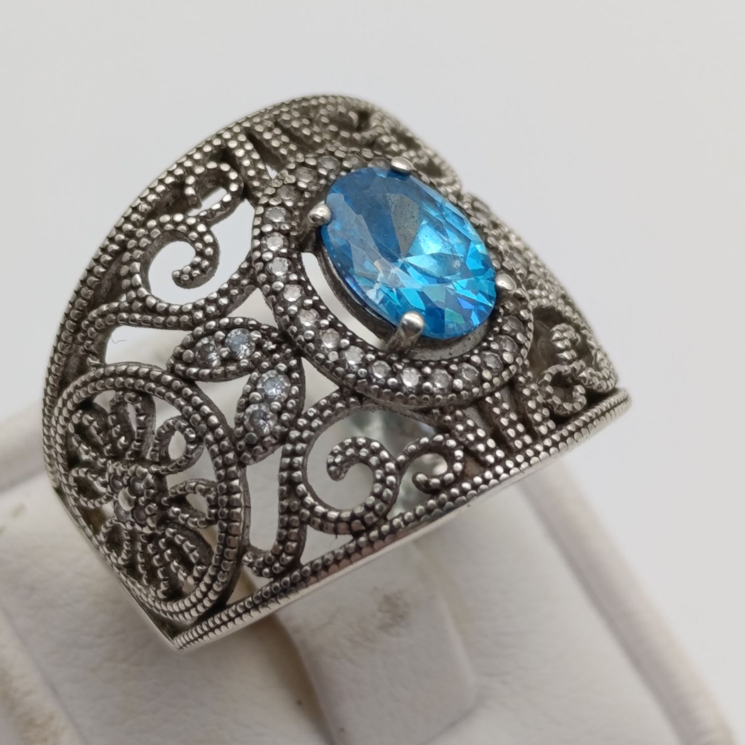 Beautiful sterling silver ring with light blue stone - weighs 6.5g