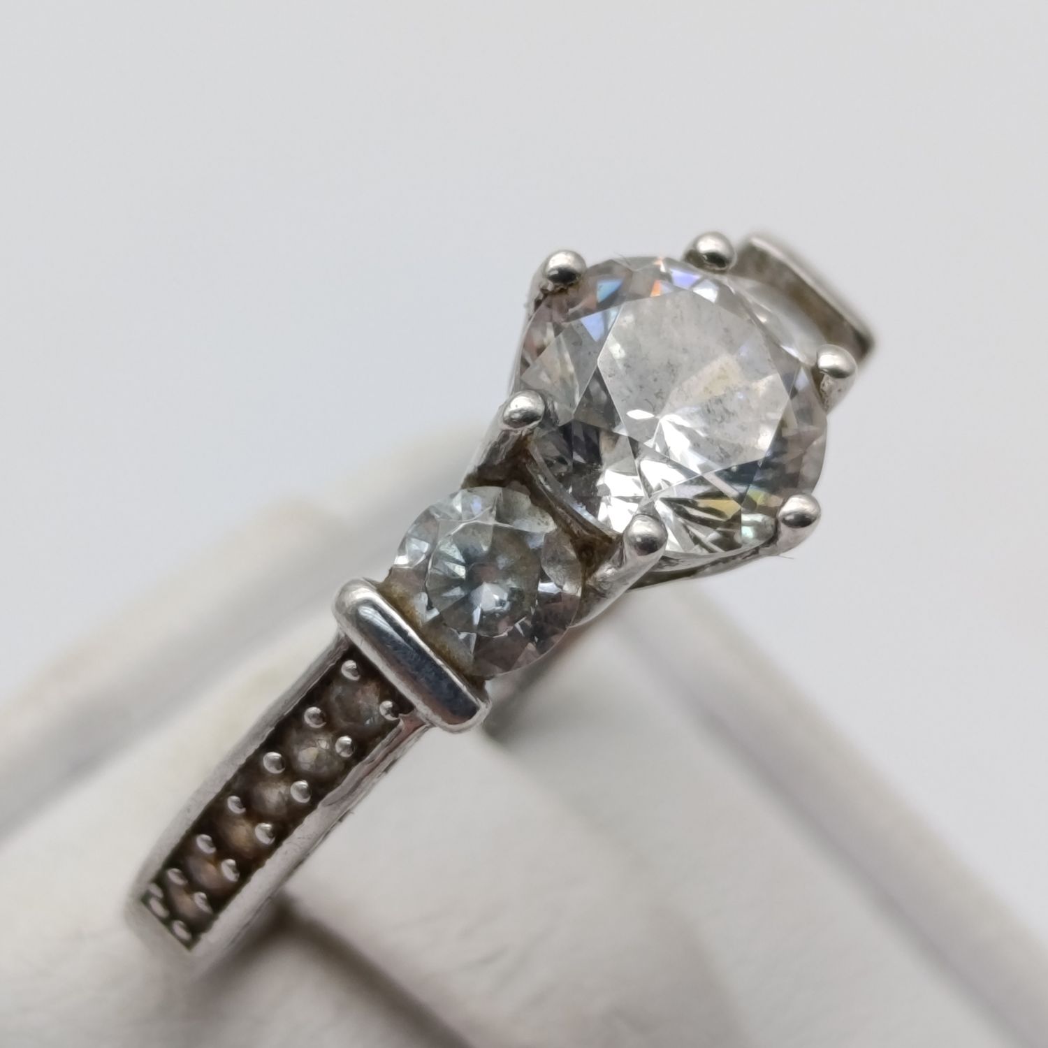 Beautiful sterling silver ring with clear stones - weighs 3.0g - size O
