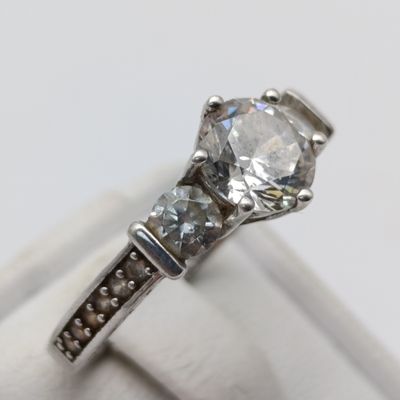 Beautiful sterling silver ring with clear stones - weighs 3.0g - size O
