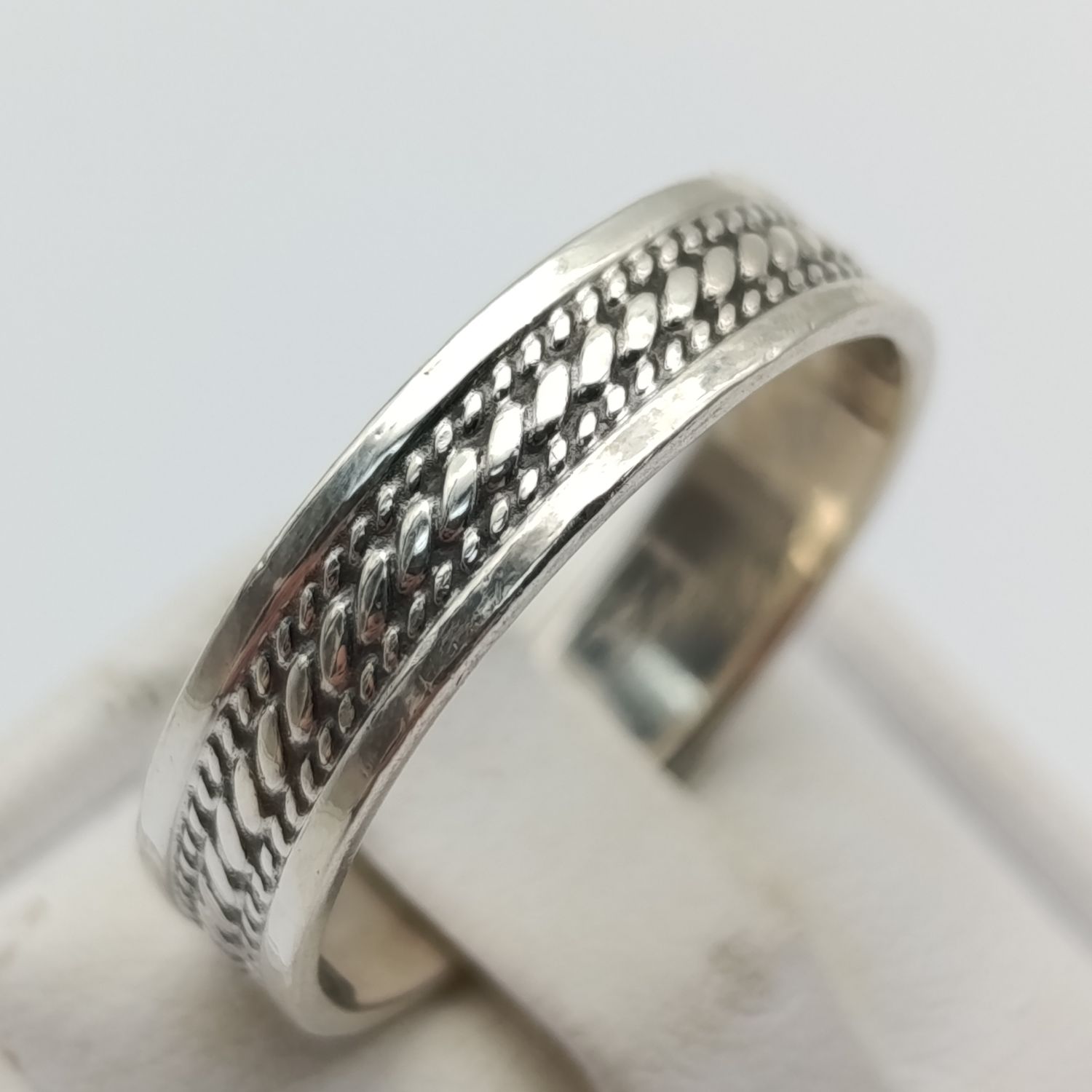 Sterling silver ring with rope design - weighs 3.2g