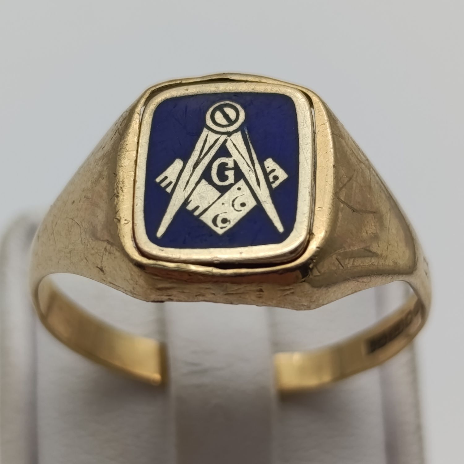 9kt Gold Masonic crest ring with rotating crest - weighs 4.8g - size W